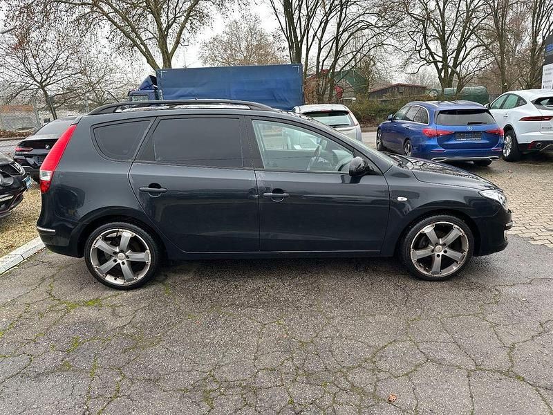 Gebraucht Hyundai i30 105 PS (77 kW) 2010 Schwarz Kombi