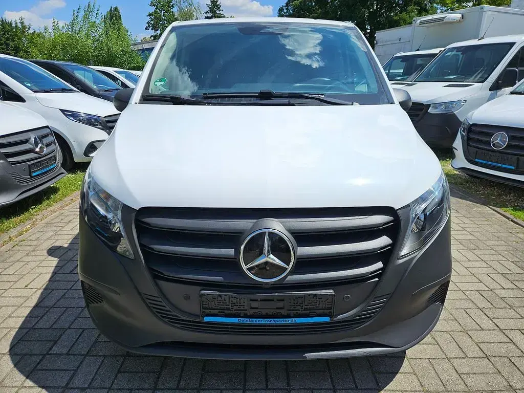 Gebraucht Mercedes Vito 163 PS (119 kW) 2025 Arktikweiss Van