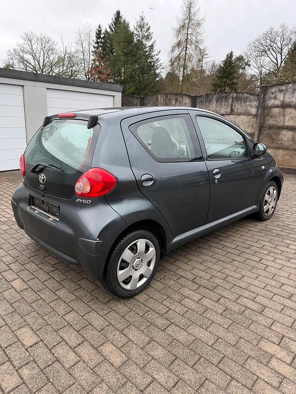 Gebraucht Toyota Aygo 68 PS (50 kW) 2009 Grau Kleinwagen