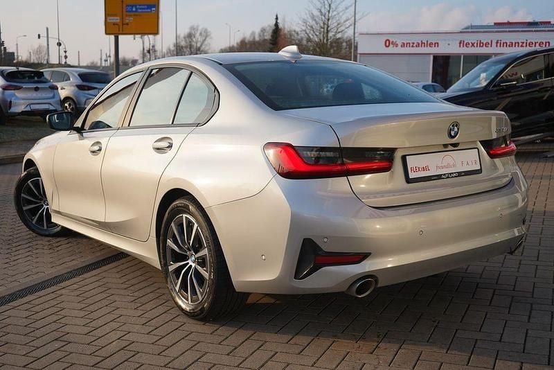 Gebraucht BMW 320 Advantage 184 PS (135 kW) 2019 Glaciersilber metallic Limousine