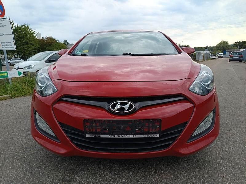 Gebraucht Hyundai i30 Style 128 PS (94 kW) 2013 Cool red Limousine