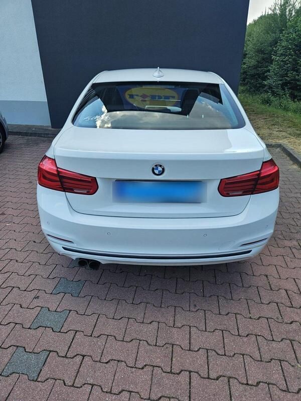 Weiß Gebraucht 2018 BMW 330 Limousine | 23.000 € (Fairer Preis) - Bild 1/4