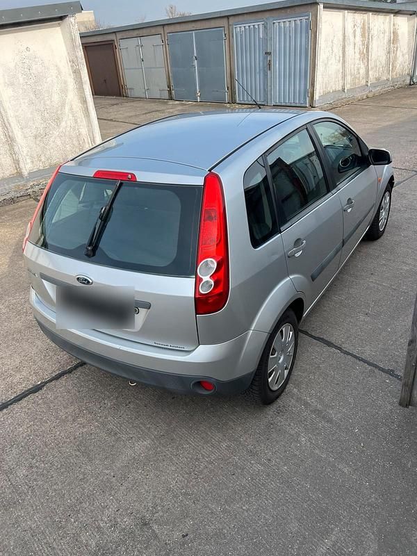Gebraucht Ford Fiesta 80 PS (58 kW) 2007 Silber Kleinwagen