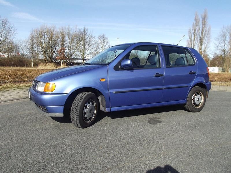 Gebraucht VW Polo 60 PS (44 kW) 1997 Blau Kleinwagen