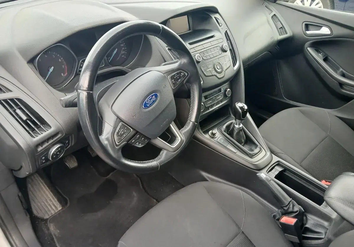 Usado Ford Focus Trend 125 CV (91 kW) 2018 Plateado Familiar
