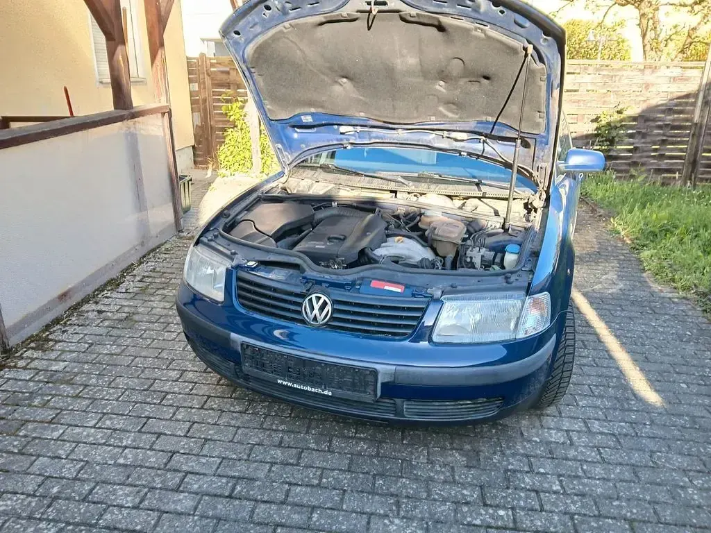Gebraucht VW Passat Basis 125 PS (91 kW) 1998 Blau Kombi
