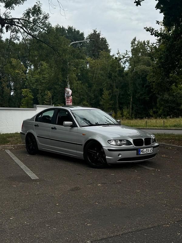 Grau Gebraucht 2004 BMW 318 Limousine | 1.200 € (Superpreis) - Bild 1/4