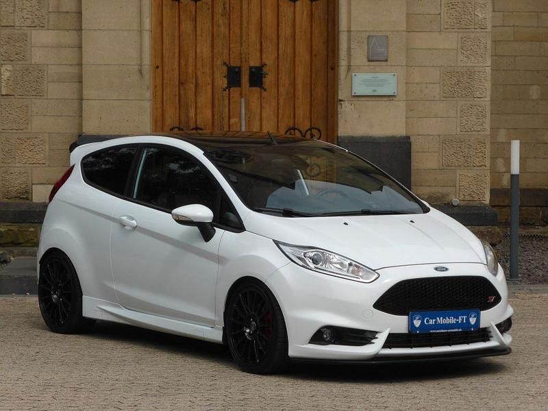 Weiß Gebraucht 2017 Ford Fiesta ST Kleinwagen | 12.400 € (Etwas zu teuer) - Bild 1/4