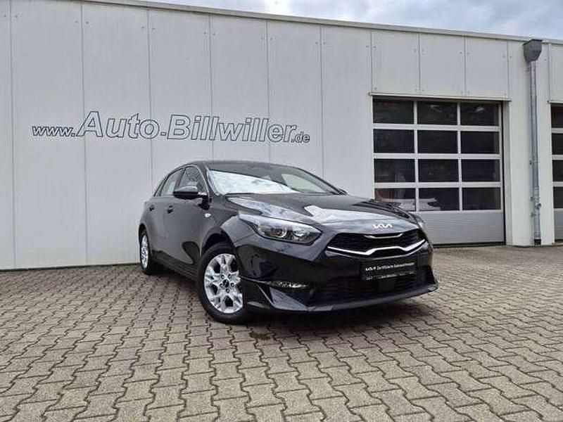 Gebraucht Kia Ceed Comfort 140 PS (102 kW) 2024 Zilinaschwarz metallic Kleinwagen