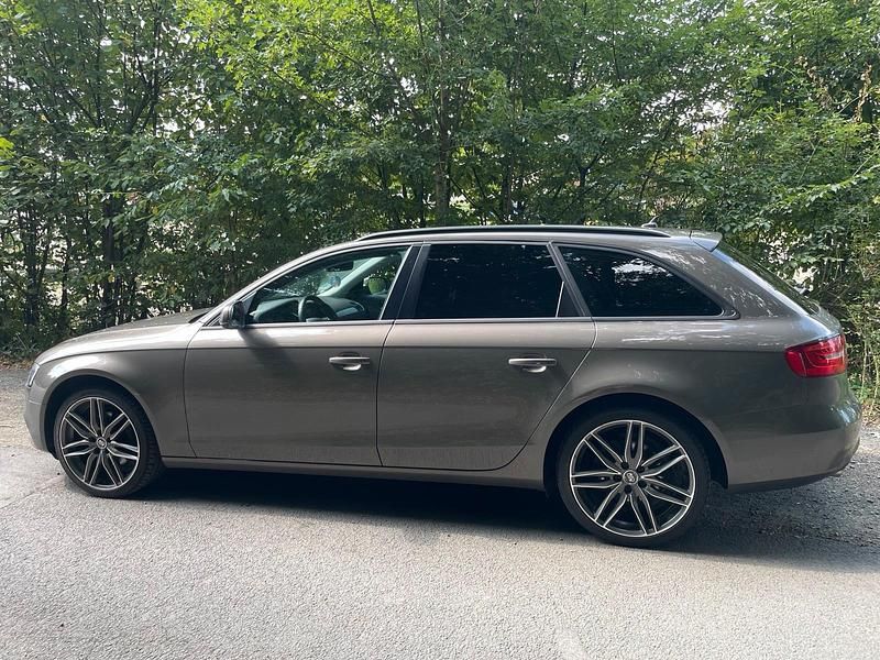 Grau Gebraucht 2015 Audi A4 Kombi | 13.000 € (Guter Preis) - Bild 1/4