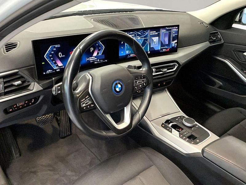 Gebraucht BMW 330e 184 PS (135 kW) 2023 Weiß Kombi