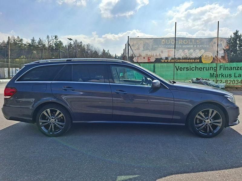 Gebraucht Mercedes E200 184 PS (135 kW) 2014 Blau Limousine