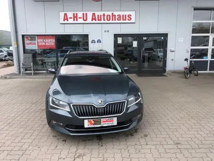 Quarzgrau metallic Gebraucht 2019 Skoda Superb Premium Edition Kombi | 19.450 € (Guter Preis) - Bild 1/4
