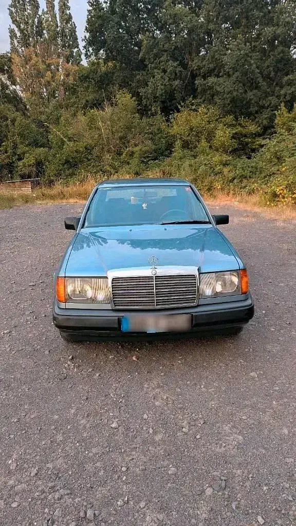 Gebraucht Mercedes E230 132 PS (97 kW) 1987 Blau Limousine