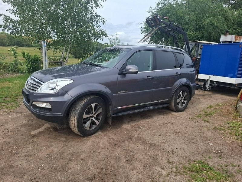 Blau Gebraucht 2017 Ssangyong (KGM) Rexton SUV | 12.799 € - Bild 1/4