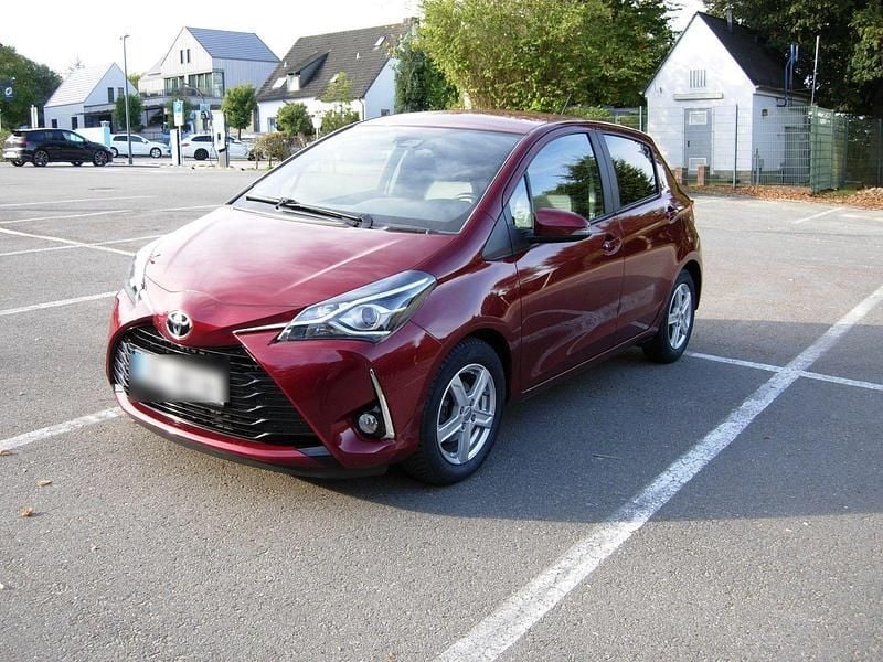 Gebraucht Toyota Yaris Comfort 69 PS (50 kW) 2017 Rot Kleinwagen