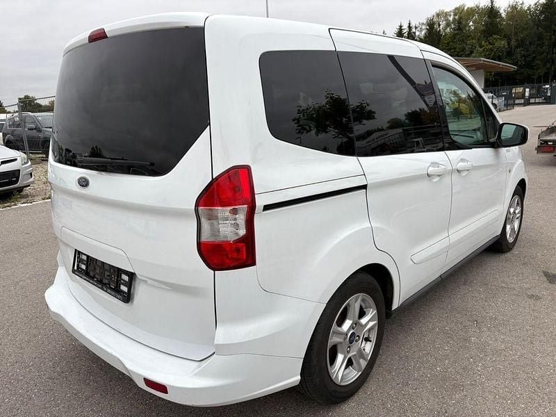 Gebraucht Ford Tourneo 101 PS (74 kW) 2018 Weiß Van / Kleinbus