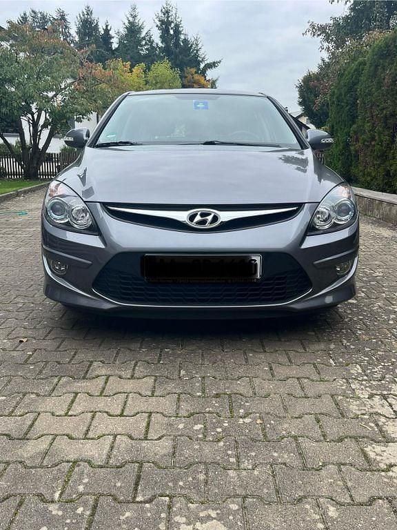 Grau Gebraucht 2012 Hyundai i30 Classic Limousine | 5.750 € (Fairer Preis) - Bild 1/4