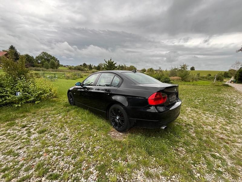 Schwarz Gebraucht 2007 BMW 318 Limousine | 2.600 € (Superpreis) - Bild 1/4