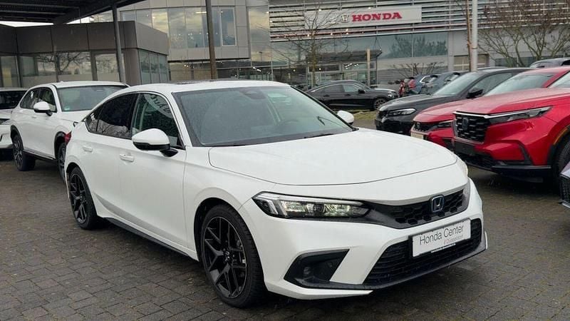 Weiß Gebraucht 2025 Honda Civic Advance Limousine | 34.980 € (Fairer Preis) - Bild 1/4