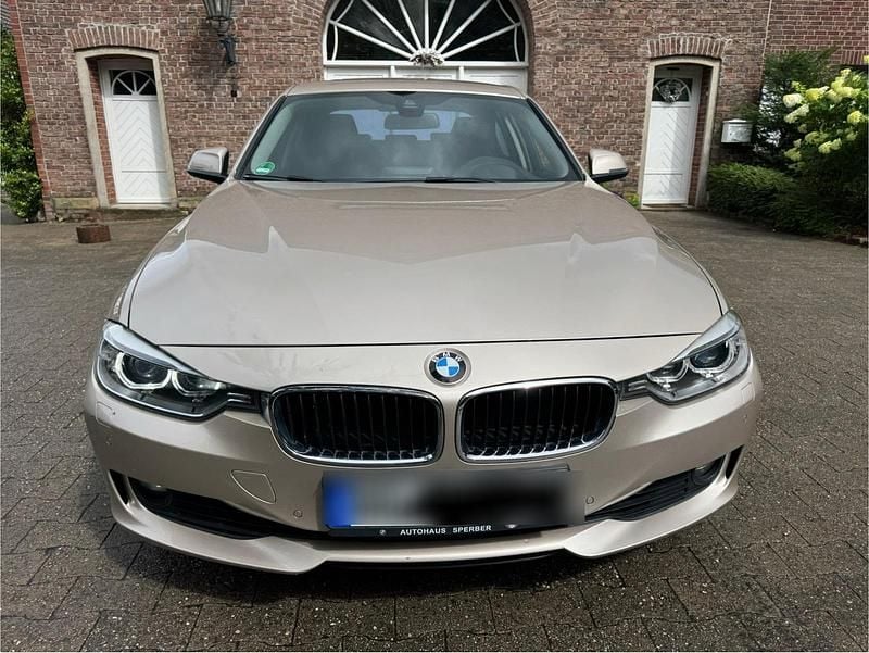 Silber Gebraucht 2014 BMW 320 Sport Line Limousine | 9.499 € (Superpreis) - Bild 1/4
