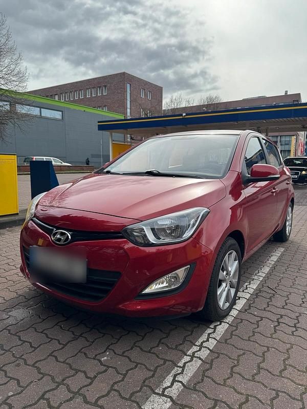 Gebraucht Hyundai i20 86 PS (63 kW) 2013 Rot Kleinwagen