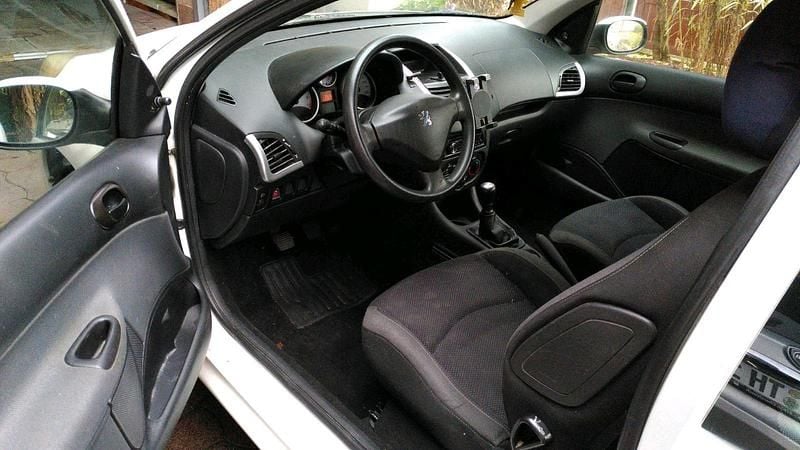 Weiß Gebraucht 2010 Peugeot 206+ Kleinwagen | 1.450 € (Guter Preis) - Bild 1/4