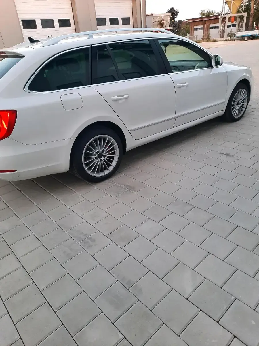 Gebraucht Skoda Superb 140 PS (102 kW) 2011 Weiß Kombi