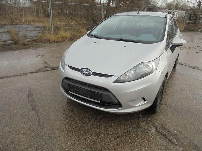 Gebraucht Ford Fiesta Trend 82 PS (60 kW) 2010 Silber Kleinwagen