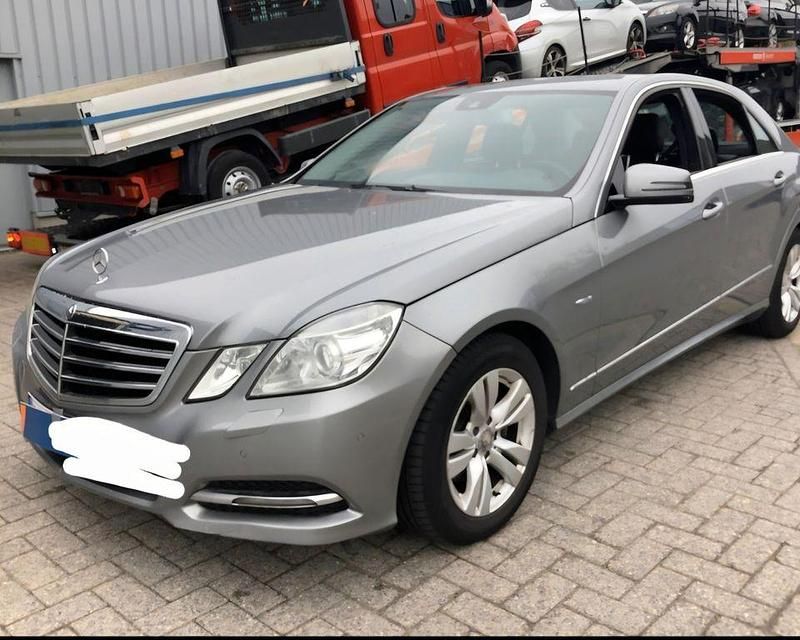 Gebraucht Mercedes E220 Avantgarde 170 PS (125 kW) 2011 Grau Limousine