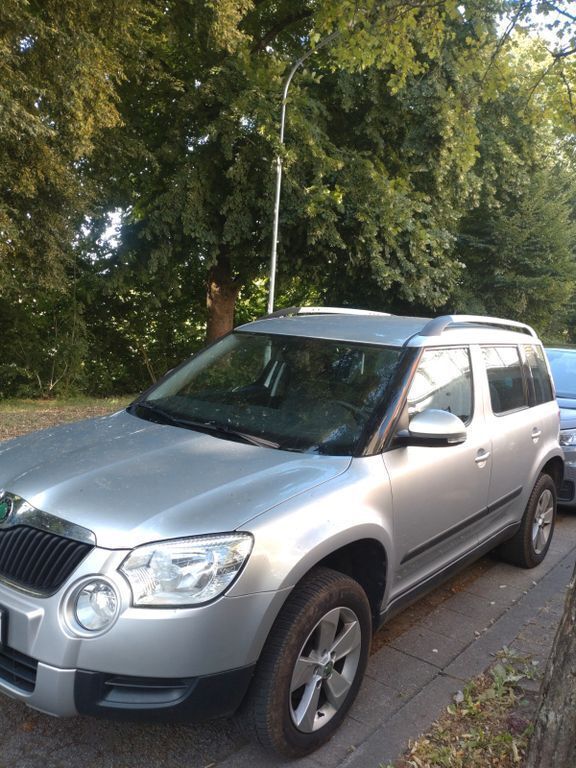 Silber Gebraucht 2012 Skoda Yeti SUV | 8.500 € (Etwas zu teuer) - Bild 1/4