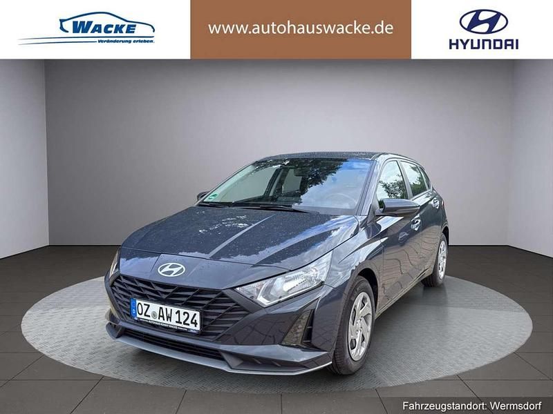 Farbe: grau Neu 2025 Hyundai i20 Select Limousine | 20.777 € (Teuer) - Bild 1/4