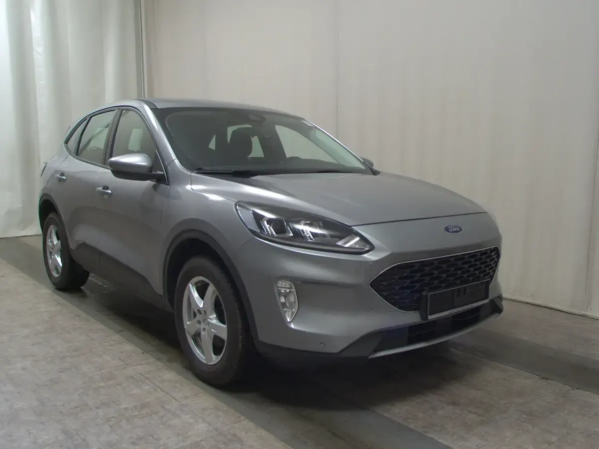Usado Ford Kuga Cool & Connect 120 HP (88 kW) 2023 Prateado SUV