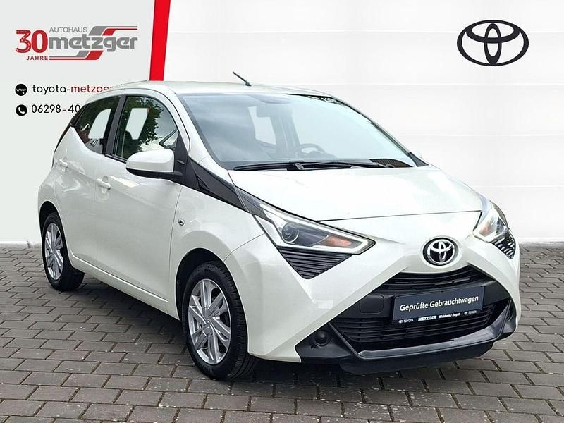 Weiß Gebraucht 2020 Toyota Aygo X-play Kleinwagen | 10.220 € (Fairer Preis) - Bild 1/4