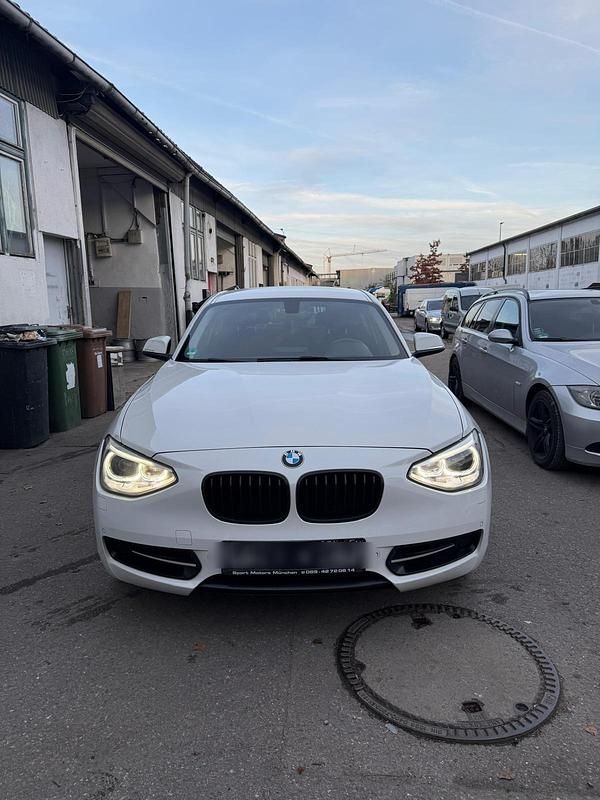 Weiß Gebraucht 2013 BMW 120 Sport Line Kleinwagen | 7.980 € (Fairer Preis) - Bild 1/4