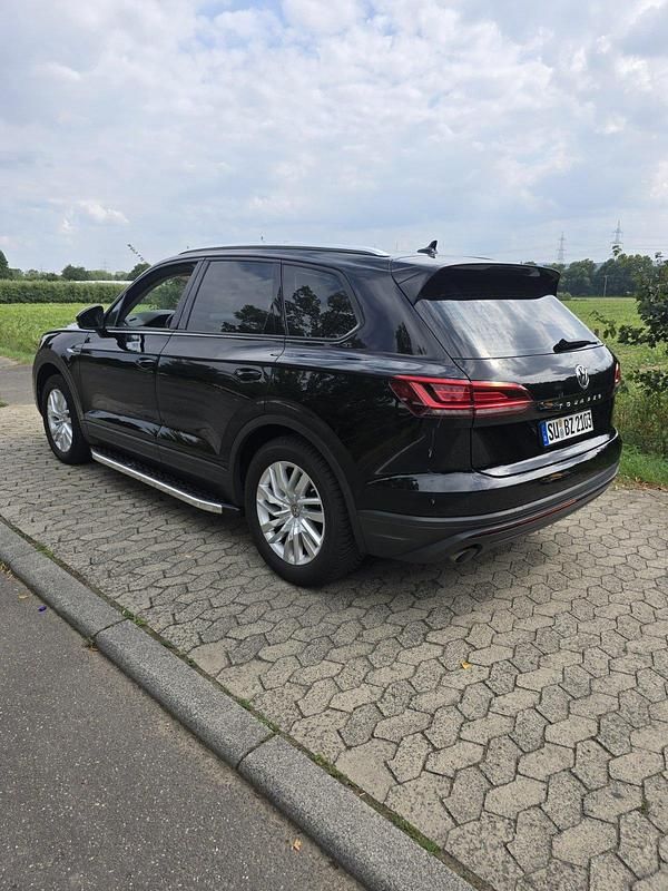 Schwarz Gebraucht 2018 VW Touareg SUV | 34.450 € (Teuer) - Bild 1/4