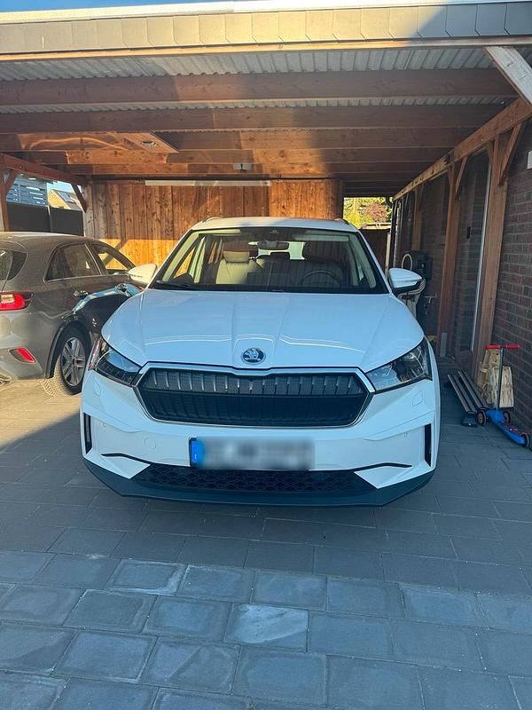 Weiß Gebraucht 2021 Skoda Enyaq iV SUV | 25.000 € (Fairer Preis) - Bild 1/4