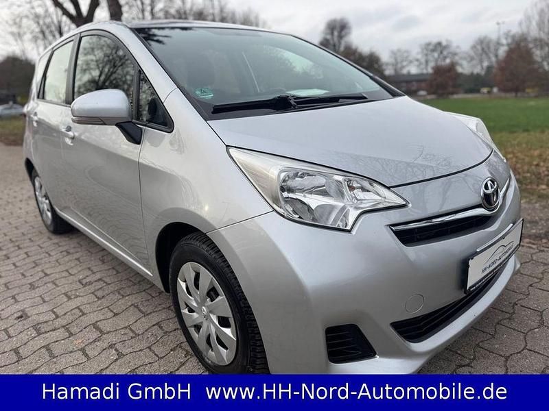 Silber Gebraucht 2012 Toyota Verso-S Life Limousine | 5.350 € (Fairer Preis) - Bild 1/4