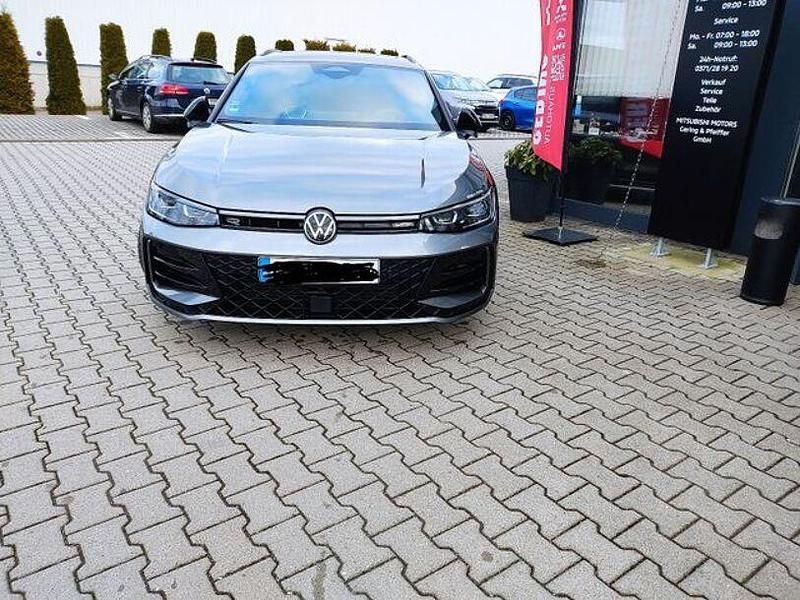 Gebraucht VW Passat R-line 150 PS (110 kW) 2024 Grau Kombi