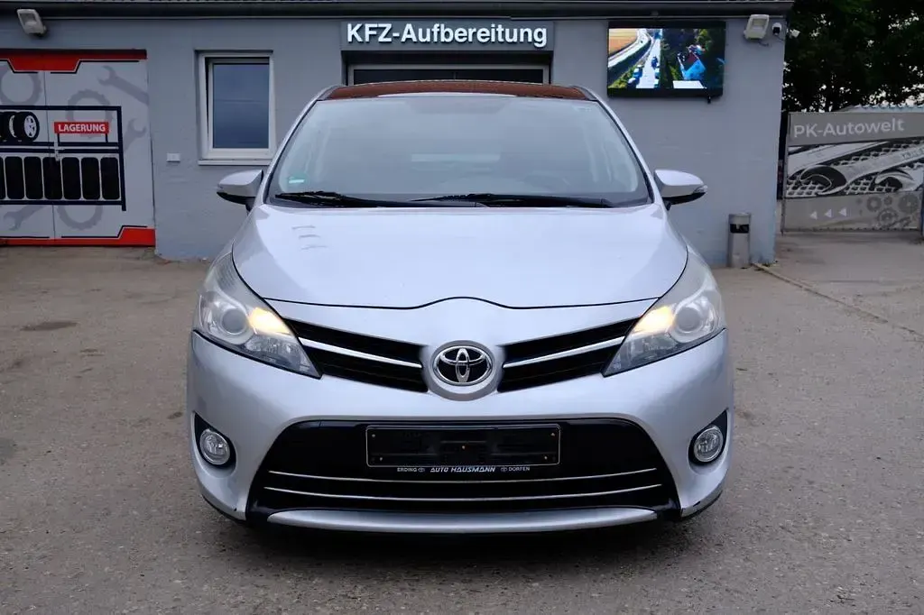 Gebraucht Toyota Verso Life 177 PS (130 kW) 2013 Silber Van / Kleinbus