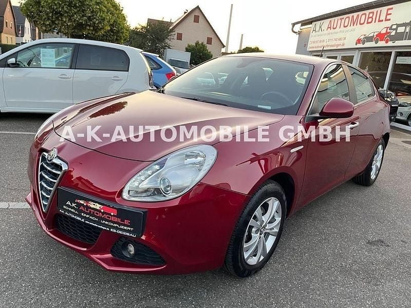 Rot Gebraucht 2011 Alfa Romeo Giulietta Turismo Kleinwagen | 4.999 € (Guter Preis) - Bild 1/4