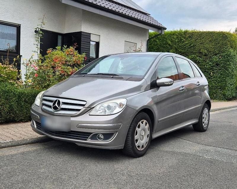 Grau Gebraucht 2025 Mercedes B170 Van / Kleinbus | 3.500 € - Bild 1/4