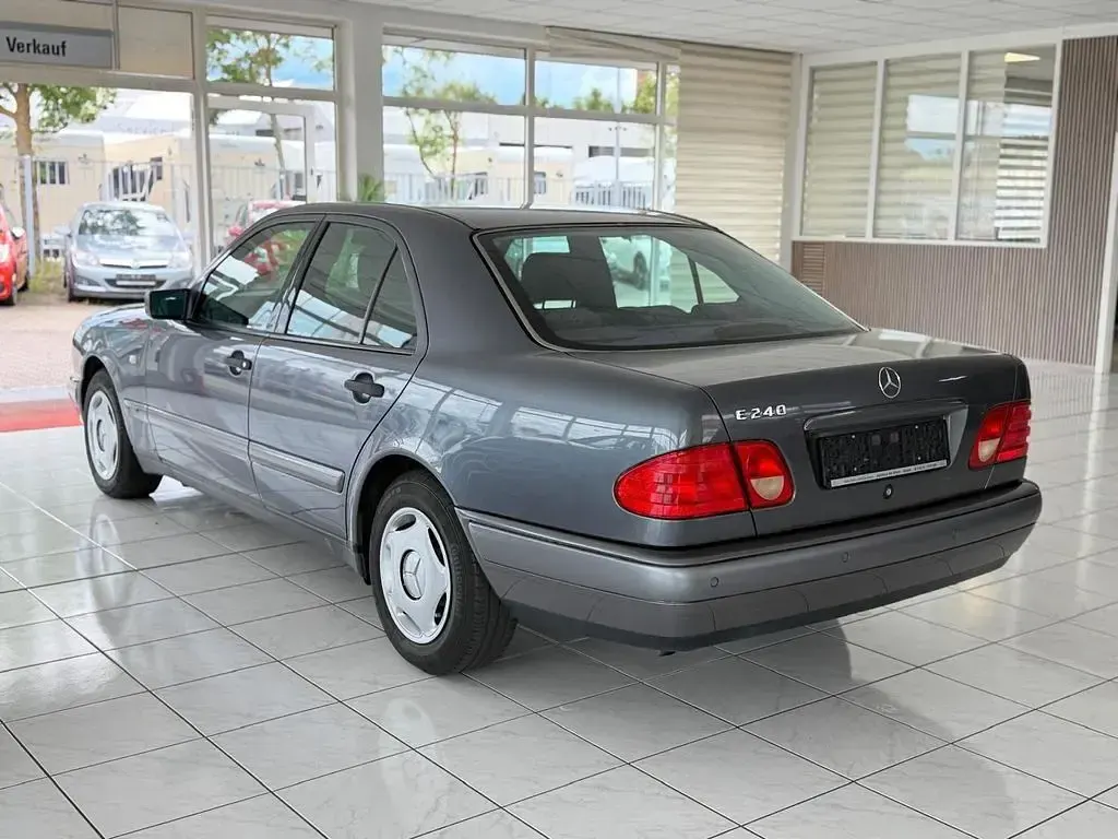 Gebraucht Mercedes E240 170 PS (125 kW) 1998 Grau Limousine