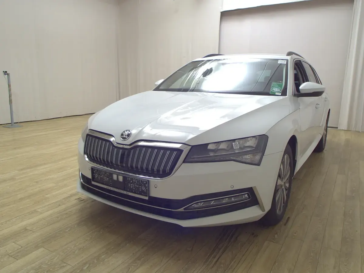 Gebraucht Skoda Superb Ambition 218 PS (160 kW) 2022 Weiss Kombi