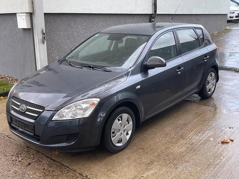 Grau Gebraucht 2009 Kia Ceed Limousine | 3.700 € (Superpreis) - Bild 1/4
