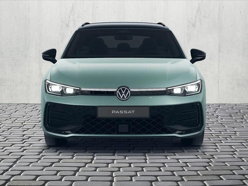 Second-hand VW Passat R-line 193 CP (141 kW) 2025 Verde Break