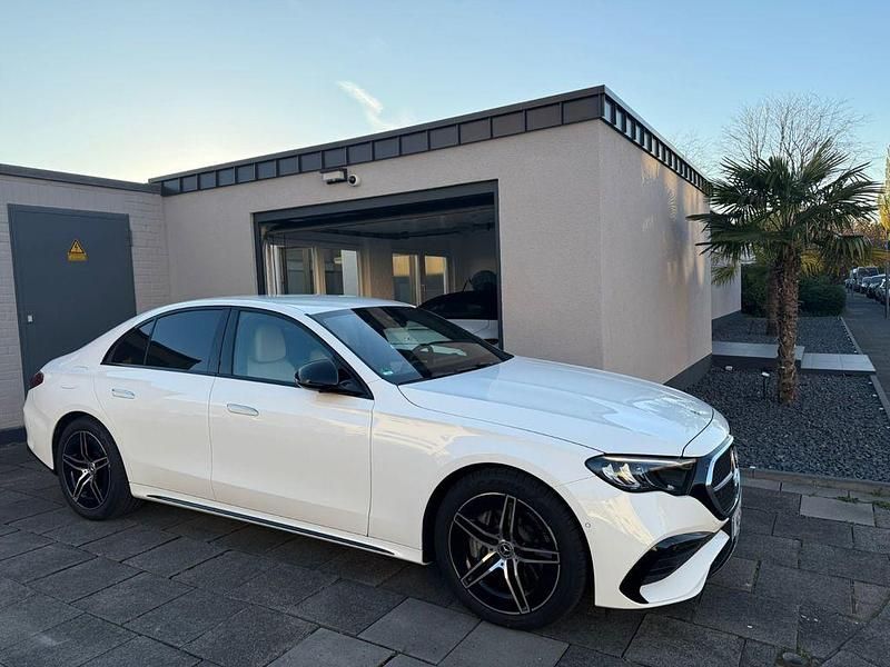 Weiß Gebraucht 2025 Mercedes E200 AMG line Limousine | 52.500 € (Fairer Preis) - Bild 1/4