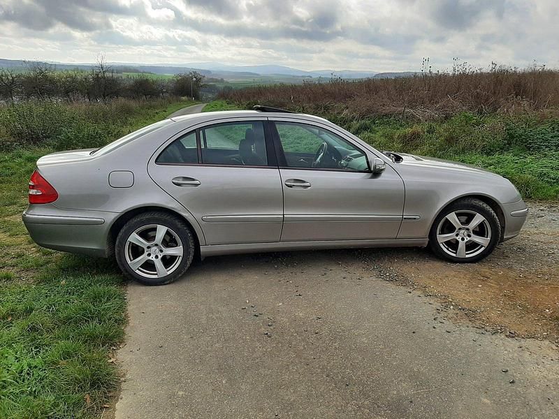 Gebraucht Mercedes E240 177 PS (130 kW) 2003 Andere farben Limousine