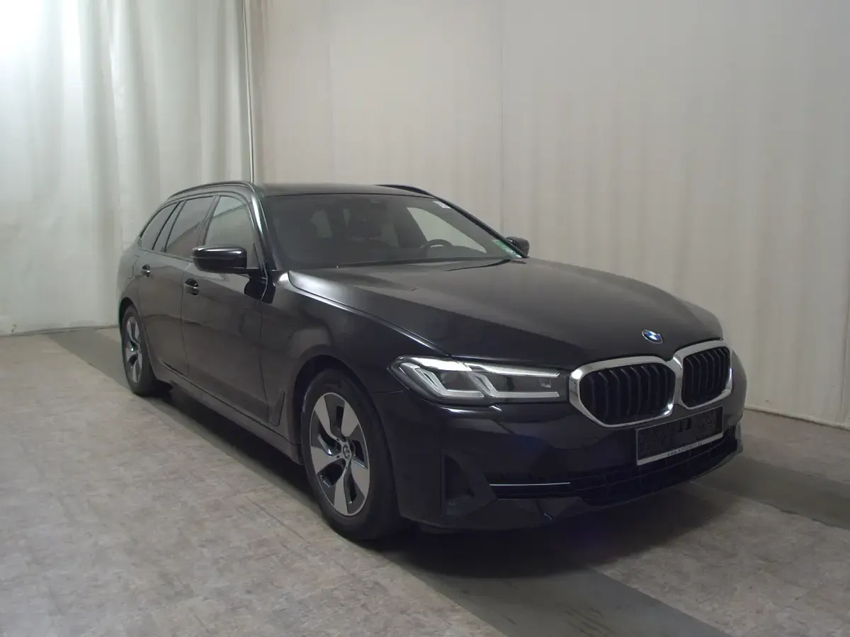 Gebraucht BMW 520 Performance 190 PS (139 kW) 2023 Schwarz Kombi