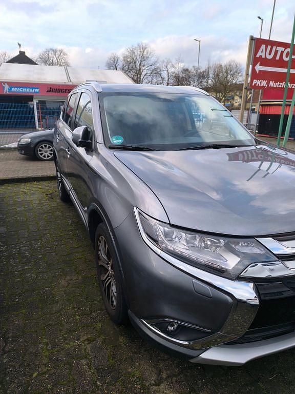 Grau Gebraucht 2018 Mitsubishi Outlander Edition+ SUV | 17.900 € (Fairer Preis) - Bild 1/4